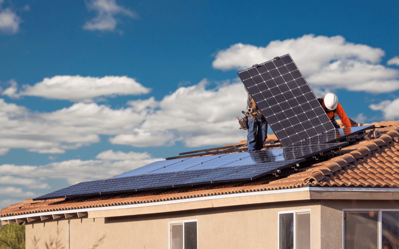 installer des panneaux solaires sur un toit